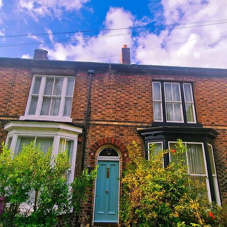 Upscale Family Home Beautiful Setting Liverpool Exterior photo