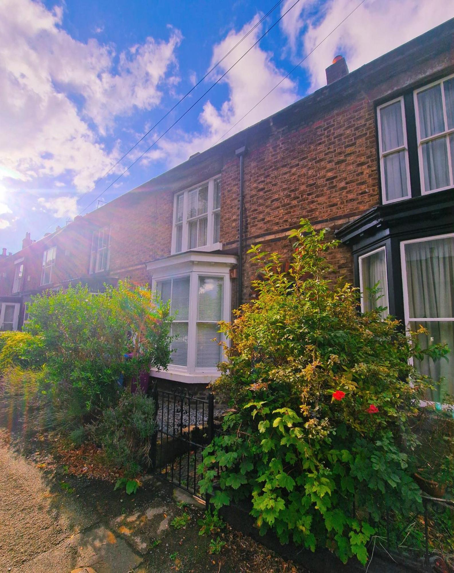 Upscale Family Home Beautiful Setting Liverpool Exterior photo