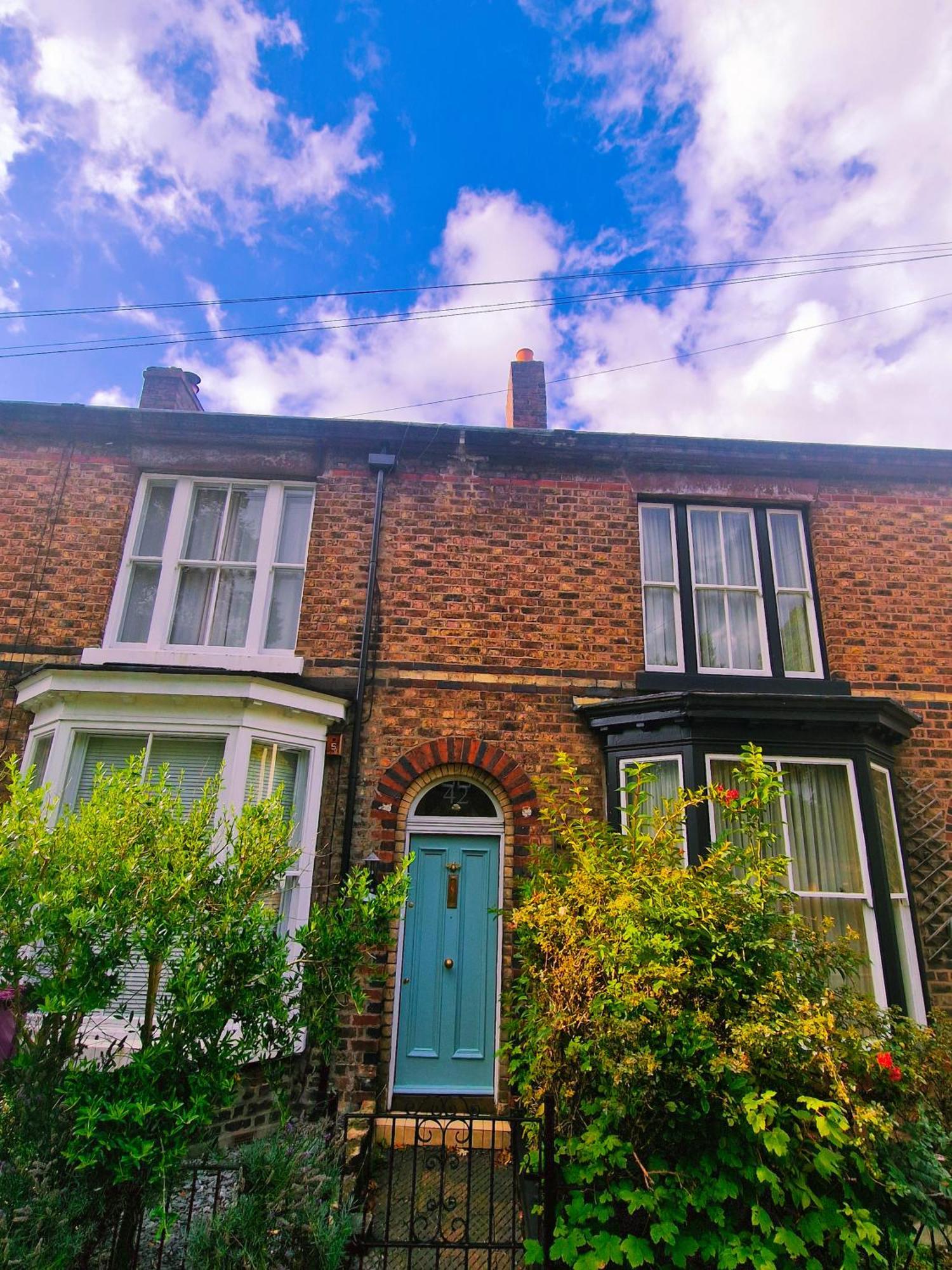 Upscale Family Home Beautiful Setting Liverpool Exterior photo